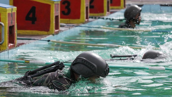 Aksi Ketangguhan Prajurit Marinir Saat Ikuti Renang Militer Prajurit Korps Marinir TNI Angkatan Laut mengikuti renang militer di kolam renang Krida Tirta, Kesatrian Marinir Ewa Pangalila, Surabaya, Jawa Timur, Rabu (1/2/2023). Renang militer dengan menggunakan Pakaian Dinas Lapangan (PDL), helm serta senjata laras panjang itu bertujuan untuk meningkatkan profesionalisme prajurit Korps Marinir sebagai pasukan pendarat.