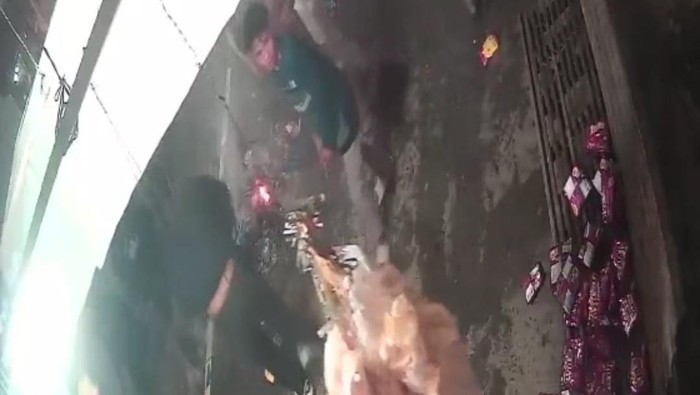 Aksi sejumlah pemuda diduga tawuran hingga menjarah makanan ringan di warung warga terjadi di Desa Paya Geli, Kecamatan Sunggal, Deli Serdang. Aksi itu terekam CCTV dan beredar di media sosial.