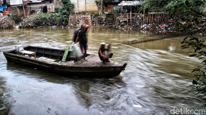 Sejumlah warga beraktivitas di kawasan pemukiman bantaran Sungai Manggarai dan Bukit Duri, Jakarta Selatan, Selasa (31/1/2022). Penjabat (Pj) Gubernur DKI Jakarta Heru Budi Hartono menargetkan normalisasi Ciliwung dapat terealisasi sepanjang 4,8 kilometer pada tahun 2023.