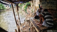 Heru Budi menyampaikan pihaknya memiliki dua opsi menangani warga terdampak normalisasi Ciliwung. Opsi pertama ialah membayarkan ganti rugi kepada para pemilik lahan. Sedangkan opsi kedua memindahkan warga ke rumah susun milik DKI.