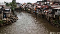 Diketahui, Pemprov DKI menganggarkan Rp 700 miliar untuk pembebasan lahan normalisasi Ciliwung. Pj Gubernur DKI Heru Budi Hartono mengatakan anggaran itu masuk Rancangan Peraturan Daerah tentang APBD DKI Tahun Anggaran 2023.