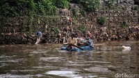 Warga beraktivitas di kawasan pemukiman bantaran sungai di Manggarai dan Bukit Duri, Jakarta Selatan, Selasa (31/1/2022).