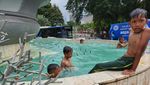 Asyik Banget! Bocah Berenang di Tugu Adipura Jakarta