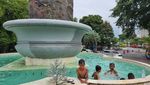 Asyik Banget! Bocah Berenang di Tugu Adipura Jakarta