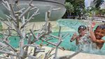 Asyik Banget! Bocah Berenang di Tugu Adipura Jakarta