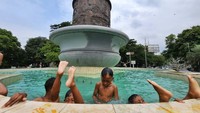 Anak-anak bermain air di kolam air mancur Tugu Adipura Kencana, Jl Juanda, Jakarta Pusat, Rabu (1/2/2023).