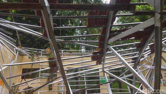 Atap SDN Cilaja 4 Padeglang yang Ambruk Ini Belum Juga Diperbaiki Atap ruang kelas di SDN Cilaja 4 Pandeglang yang ambruk belum diperbaiki. Akibatnya, para siswa bergantian menggunakan kelas untuk belajar.