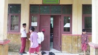 Kepala SDN Cilaja 4 Junaeni menerangkan, siswa kelas 1 dan 2 secara bergantian menggunakan ruangan belajar dengan murid kelas 4 dan 5. Sedangkan siswa kelas 6 menggunakan gedung perpustakaan.  
