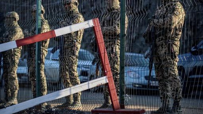 Prajurit Azerbaijan berjaga di sebuah pos pemeriksaan di koridor Lachin, satu-satunya jalur darat wilayah Nagorno-Karabakh yang berpenduduk Armenia yang memisahkan diri dengan Armenia, ketika para aktivis lingkungan Azerbaijan memprotes apa yang mereka klaim sebagai penambangan ilegal, pada 27 Desember 2022.