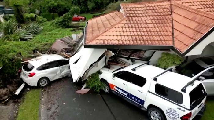 Banjir-Longsor Terjang Auckland Selandia Baru A view of a house that had collapsed on vehicles, following floods, in Auckland, New Zealand, January 30, 2023 in this screen grab obtained from video. Newshub/via Reuters TV/Handout via REUTERS THIS IMAGE HAS BEEN SUPPLIED BY A THIRD PARTY. NEW ZEALAND OUT. NO COMMERCIAL OR EDITORIAL SALES IN NEW ZEALAND. AUSTRALIA OUT. NO COMMERCIAL OR EDITORIAL SALES IN AUSTRALIA. NO RESALES. NO ARCHIVES. NO USE NEW ZEALAND INTERNET SITES / ANY INTERNET SITE OF ANY NEW ZEALAND BASED MEDIA ORGANISATIONS OR MOBILE PLATFORMS