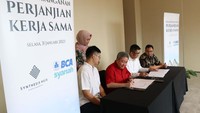 Pada hari ini, Synthesis Huis telah melakukan penandatanganan perjanjian kerja sama dengan Bank BCA Syariah. Kami berharap, melalui kerja sama ini dapat mempererat hubungan baik Synthesis Huis dengan Bank BCA Syariah, serta memfasilitasi kebutuhan para calon konsumen dalam proses pembelian unit rumah secara KPR. Ke depannya kami juga akan menghadirkan berbagai program menarik bagi para calon konsumen yang ingin bertransaksi melalui Bank BCA Syariah, jelas Managing Director Synthesis Huis, Aldo Daniel.