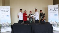 CEO PT Synthesis Karya Pratama Budi Yanto Lusli berjabat tangan dengan Kepala Satuan Kerja Bisnis Ritel dan Konsumer PT Bank BCA Syariah, Tbk Dwidadi Sugito yang disaksikan Managing Director PT Synthesis Karya Pratama Aldo Daniel, Perwakilan Notaris Pety Fatimah dan Officer Fungsi Pengembangan dan Layanan Bisnis PT Bank BCA Syariah, Tbk Sriwisnu Wijayadi usai kerja sama penyediaan (KPR) untuk proyek hunian Synthesis Huis antara PT Synthesis Karya Pratama dengan PT Bank Central Asia Syariah di Jakarta (31/01/2023).