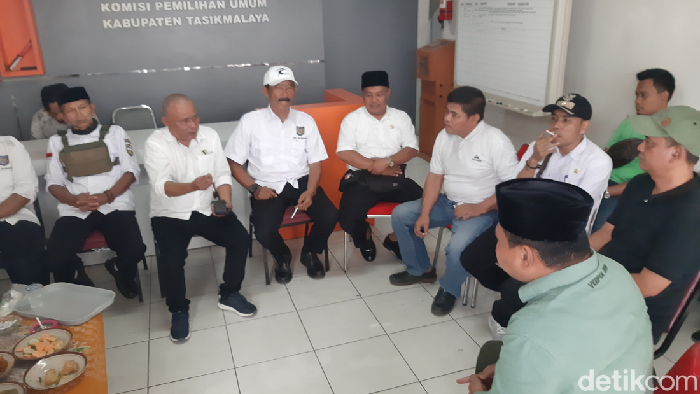 Belasan kades saat mendatangi Kantor KPU Kabupaten Tasikmalaya.