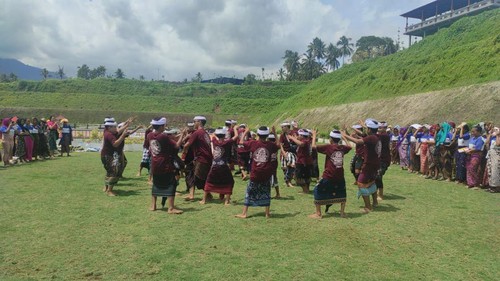 Sejumlah siswa latihan menari Rabu (1/2/2023) jelang kedatangan Jokowi di Bendungan Tamblang Kamis (2/2/2023).