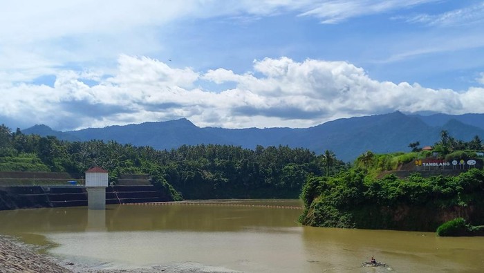 Bendungan tamblang terisi 65 persen, atau setinggi 70 meter Rabu (1/2/2023).