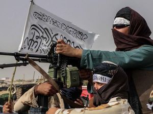Bom Bunuh Diri di Masjid Pakistan Tewaskan 100 Orang, Siapa Dalangnya?