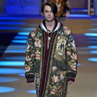 Dylan yang kini berkarier sebagai model itu juga bicara soal Pamela Anderson yang sudah berkali-kali menikah. Pamela tercatat pernah menikah dengan lima pria. “Dia suka menikah. Mungkin itu hal terfavoritnya di dunia, jatuh cinta,” kata Dylan. Foto: Getty Images