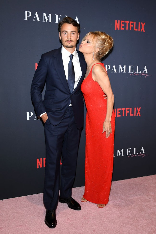 Sedangkan Brandon Lee dalam seri dokumenter Netflix tentang Pamela berbicara tentang video seks sang ibu dan ayah. Brandon menyesalkan kenapa ibunya tidak mengambil untung dari video seks yang beredar di publik itu. Foto: Getty Images