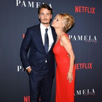 Sedangkan Brandon Lee dalam seri dokumenter Netflix tentang Pamela berbicara tentang video seks sang ibu dan ayah. Brandon menyesalkan kenapa ibunya tidak mengambil untung dari video seks yang beredar di publik itu. Foto: Getty Images