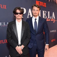 “Dia bisa menghasilkan jutaan dollar jika saja dia menandatangani selembar kertas. Tapi dia malah duduk dan tidak melakukan apapun, melihat kariernya memudar. Sepanjang hidupnya, dia hidup dengan utang,” kata Brandon yang merupakan anak sulung Pamela Anderson dan Tommy Lee. Foto: Getty Images