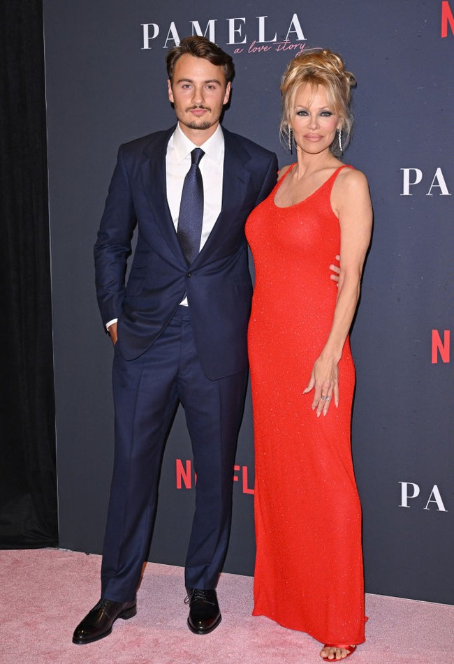 Jika si bungsu Dylan seorang model, anak sulung Pamela Anderson dan Tommy Lee, Brandon Thomas Lee, mengikuti jejak sang ibu terjun ke dunia akting. Jejaknya sebagai aktor antara lain film Sierra Burgess Is a Loser dan Blackjack: The Jackie Ryan Story. Foto: Getty Images