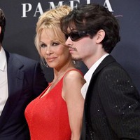 Dylan Jagger Lee awalnya mengungkapkan kekecewaannya pada pihak Hulu yang memproduksi serial Pam & Tommy. Seri drama tersebut mengisahkan kehidupan pernikahan Pamela Anderson dan Tommy Lee khususnya di masa keduanya membuat video seks yang viral ke publik. “Kenapa mengangkat sesuatu dari 20 tahun lalu yang kamu tahu itu menghancurkan hidup orang?” ucap Dylan emosi.  Foto: Getty Images