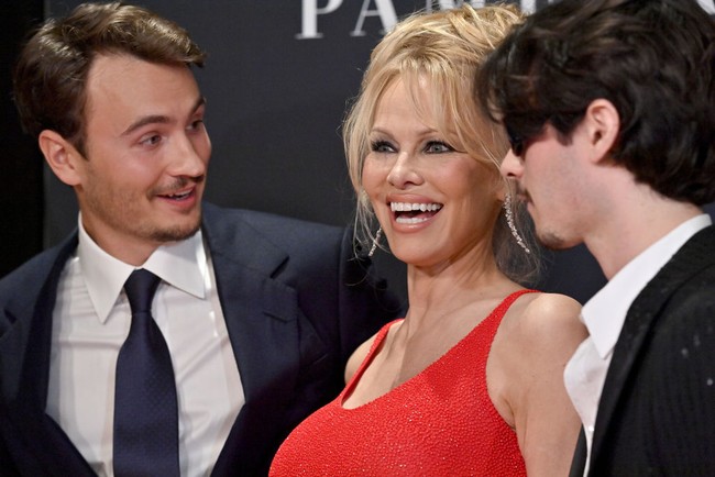 Mendukung karier sang ibu, Brandon dan Dylan tampil dalam seri dokumenter Pamela: A Love Story yang tayang d Netflix. Dalam serial itu keduanya menyuarakan pendapat mereka tentang berbagai hal. Termasuk mengenai video seks dan sang ibu yang berkali-kali menikah. Foto: Getty Images