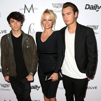 Pamela Anderson dan Tommy Lee menikah pada 1995. Keduanya dikaruniai anak pertama Brandon Thomas Lee pada 5 Juni 1996. Dan putra kedua Dylan Jagger Lee lahir pada 29 Desember 1997. Foto: Getty Images