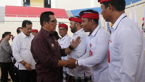 Bupati Sanjaya saat menghadiri pelantikan dengan pengukuhan pengurus KONI Tabanan 2023-2027 di GOR Debes, Rabu (1/2/2023). (istimewa)