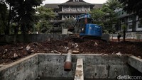 Petugas Suku Dinas Sumber Daya Air Jakarta Pusat dengan alat berat menyelesaikan pembangunan embung atau kolam retensi di Jalan Letjen Suprapto, Cempaka Putih, Jakarta Pusat, Rabu (1/2/2023).