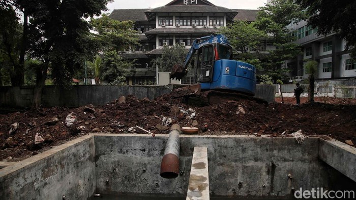 Cegah Banjir, Pemkot Jakpus Bangun 4 Embung Pemkot Jakpus tengah membangun empat embung di Kecamatan Cempaka Putih. Embung ini untuk menampung air hujan dan mencegah banjir di kawasan itu.