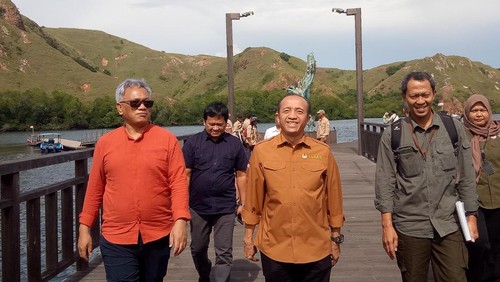 Duta Besar/Wakil Delegasi Tetap RI untuk UNESCO Ismunandar, Sekjen KLHK Bambang Hendroyono dan Kepala BTNK Lukita Awang menyusuri Elevated Deck di Loh Buaya, Pulau Rinca, Rabu (1/2/2023).