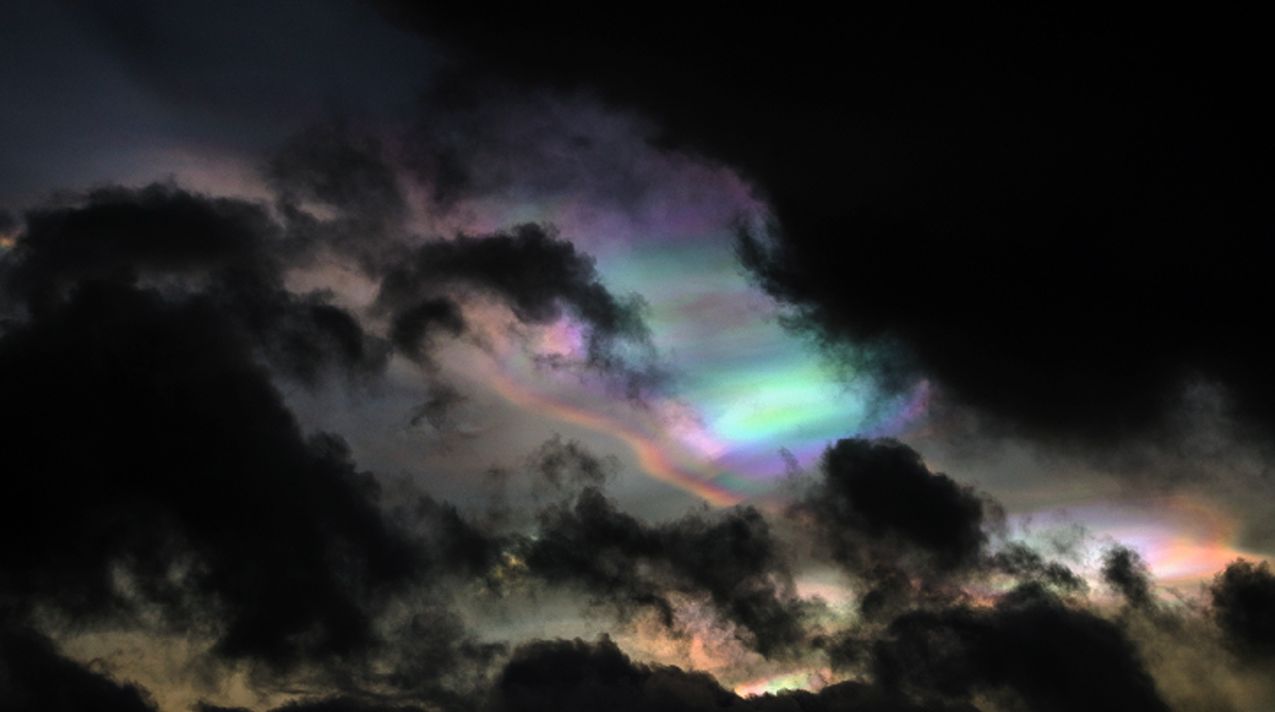 Awan pelangi langka menghiasi langit Arktik seperti aurora