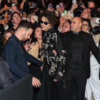 Timothée Chalamet hadir di Paris Fashion Week untuk memberi dukungan kepada desainer Haider Ackermann yang membuat koleksi untuk label Jean Paul Gaultier. Setelan serba hitam yang edgy jadi andalan. (Foto: Arnold Jerocki/Getty Images)