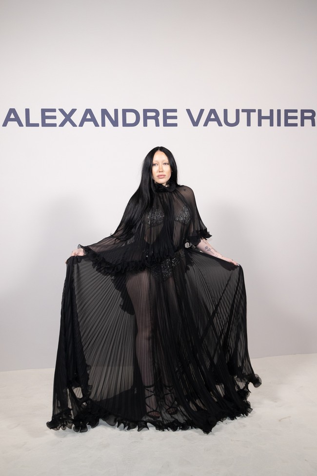 Adik Miley Cyrus, Noah Cyrus, juga tak melewatkan Paris Fashion Week Haute Coutre.Ia menebar aura seksinya dalam balutan gaun hitam transparan di fashion show Alexandre Vauthier. (Foto: Marc Piasecki/WireImage)