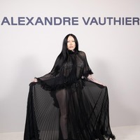 Adik Miley Cyrus, Noah Cyrus, juga tak melewatkan Paris Fashion Week Haute Coutre.Ia menebar aura seksinya dalam balutan gaun hitam transparan di fashion show Alexandre Vauthier. (Foto: Marc Piasecki/WireImage)