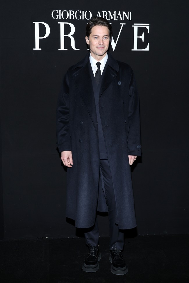 Bintang Emily in Paris Lucas Bravo memberikan gaya necis terbaiknya saat menghadiri peragaan Giorgio Armani Prive. Sebelumnya, ia berjalan di catwalk Louis-Gabriel Nouchi yang digelar dalam rangkaian Paris Fashion Week Menswear beberapa pekan lalu. (Foto: Pascal Le Segretain/Getty Images)