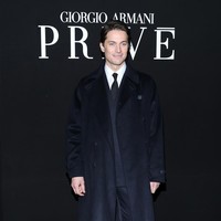 Bintang Emily in Paris Lucas Bravo memberikan gaya necis terbaiknya saat menghadiri peragaan Giorgio Armani Prive. Sebelumnya, ia berjalan di catwalk Louis-Gabriel Nouchi yang digelar dalam rangkaian Paris Fashion Week Menswear beberapa pekan lalu. (Foto: Pascal Le Segretain/Getty Images)