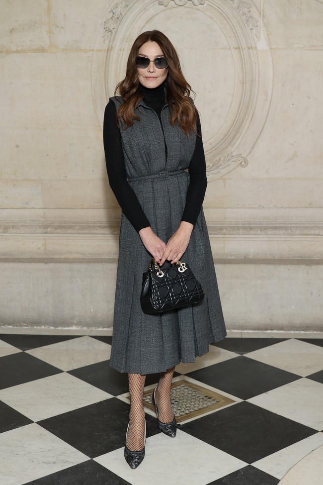 Mantan model sekaligus eks Ibu Negara Prancis Carla Bruni eksis di peraagan adibusana Dior. Kombinasi gaun abu-abu dan turtle-neck hitam menjadi andalannya. (Foto: Pascal Le Segretain/Getty Images)