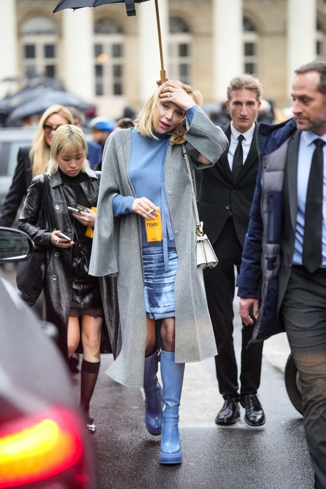 Musisi senior Courtney Love menghadiri peragaan Fendi. Busana serba biru menemani penampilan mantan istri Kurt Cobain ini. (Foto: Edward Berthelot/Getty Images)