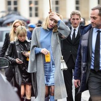 Musisi senior Courtney Love menghadiri peragaan Fendi. Busana serba biru menemani penampilan mantan istri Kurt Cobain ini. (Foto: Edward Berthelot/Getty Images)