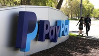 Saham PayPal, yang turun 60% tahun lalu, naik sekitar 2% dalam perdagangan siang kemarin. Getty Images/Justin Sullivan