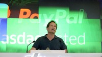 Hal ini disampaikan oleh Presiden dan CEO PayPal Dan Schulman dalam keterangan tertulisnya. PHK ini dilakukan untuk membatasi pengeluaran yang datang karena inflasi tinggi yang memukul daya beli para konsumen serta adanya ancaman resesi. Getty Images/Spencer Platt