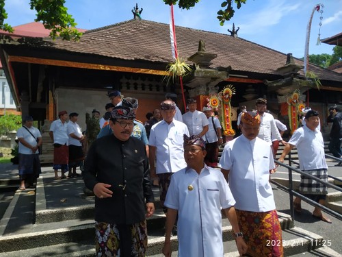 Gubernur Bali Wayan Koster saat menghadiri acara pembukaan Bulan Bahasa V 2023 di Art Center, Denpasar, Rabu (1/2/2023). Foto: Nuranda Indrajaya/detikBali