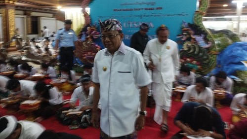 Gubernur Bali Wayan Koster saat menghadiri pembukaan Bulan Bahasa V 2023 di Art Center, Denpasar, Bali, Rabu (1/2/2023).