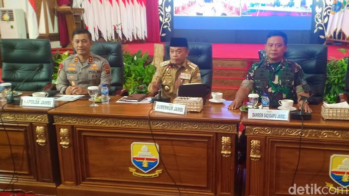 Gubernur Jambi Al Haris saat memimpin rapat masalah kemacetan (Ferdi Almunanda/detikSumut)