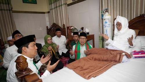 Gus Muhaimin saat silaturahim dengan TGH Turmudzi di Ponpes Qomarul Huda Bagu, Lombok Tengah, Selasa (31/1/2023). (IST)