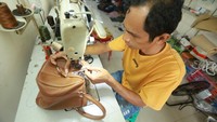 Cuci Factory yang merupakan pelaku jasa perawatan tas dan sepatu yang merasakan kenaikan jumlah order usai pencabutan PPKM.