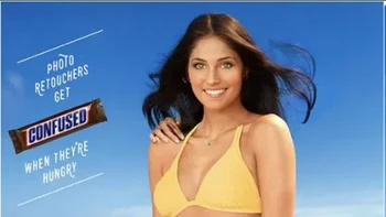 Foto ini sebenarnya mengerikan, karena ada penampakan tangan di pundak. Foto: Reddit via Boredpanda