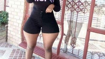 Mbanya pasti lupa ada banyakannya di kaca, kan jadi ketahuan editannya. Foto: Reddit via Boredpanda